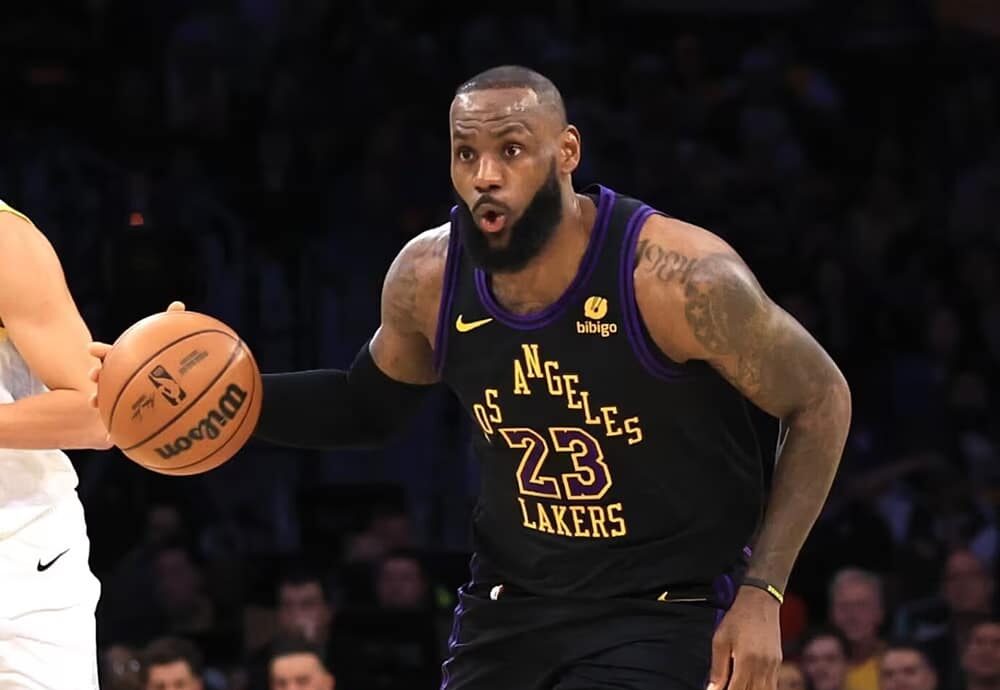 LEBRON JAMES, JUGADOR DE LOS LAKERS, MANEJA EL BALÓN EN PARTIDO ANTE EL JAZZ EN LA NBA