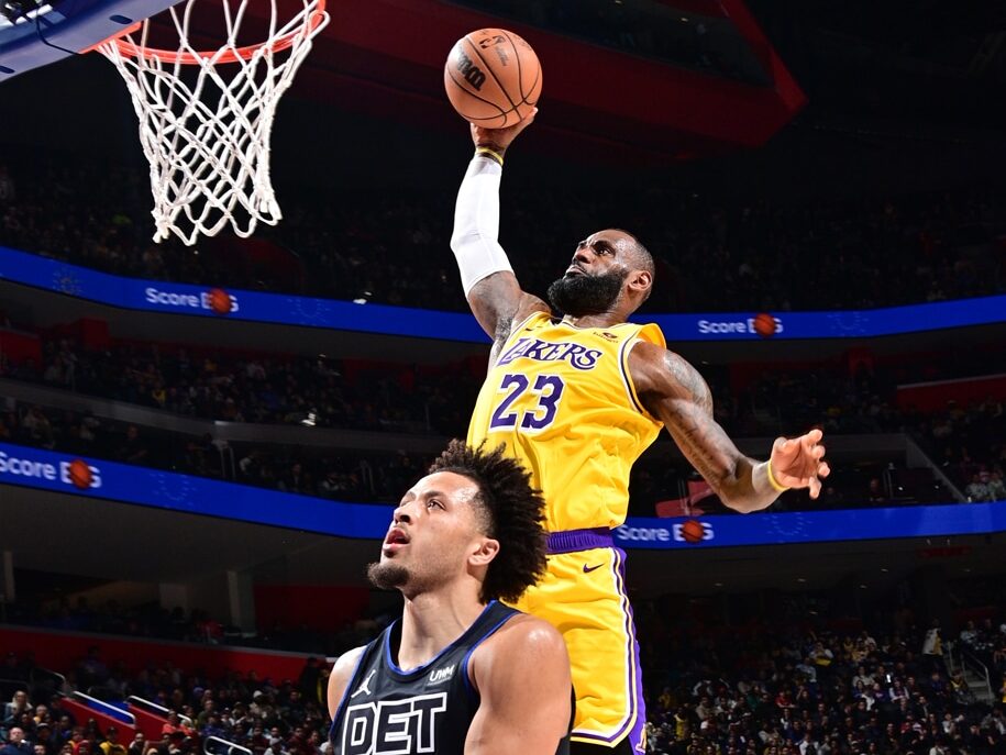 LEBRON JAMES HACIENDO UNA CLAVADA EN EL JUEGO DE LAKERS ANTE PISTONS