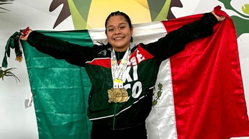 MARIANA GARCÍA CELEBRA CON SUS MEDALLAS Y CON LA BANDERA DE MÉXICO