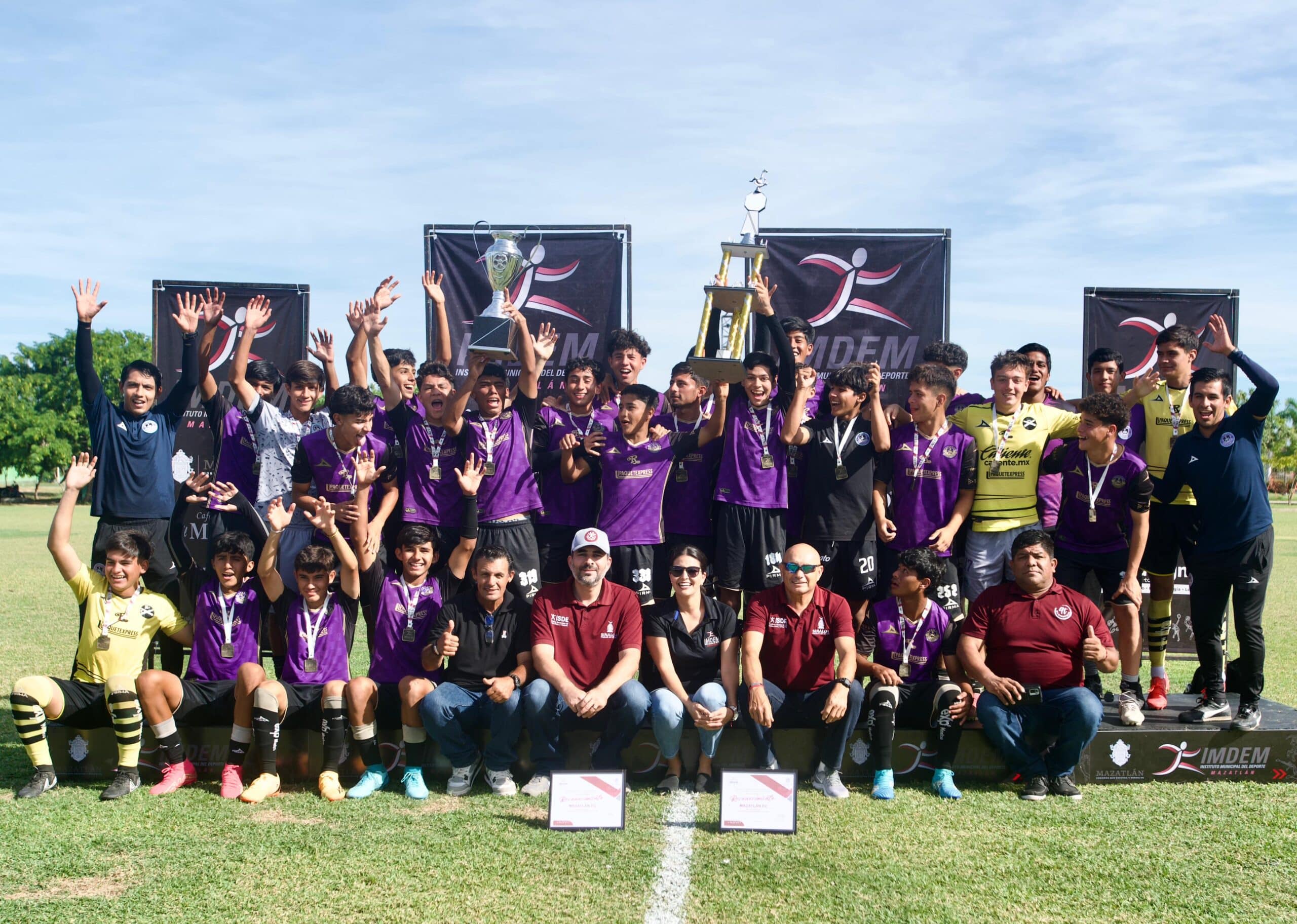 EL EQUIPO DE MAZATLÁN FC FESTEJA EL TRIUNFO