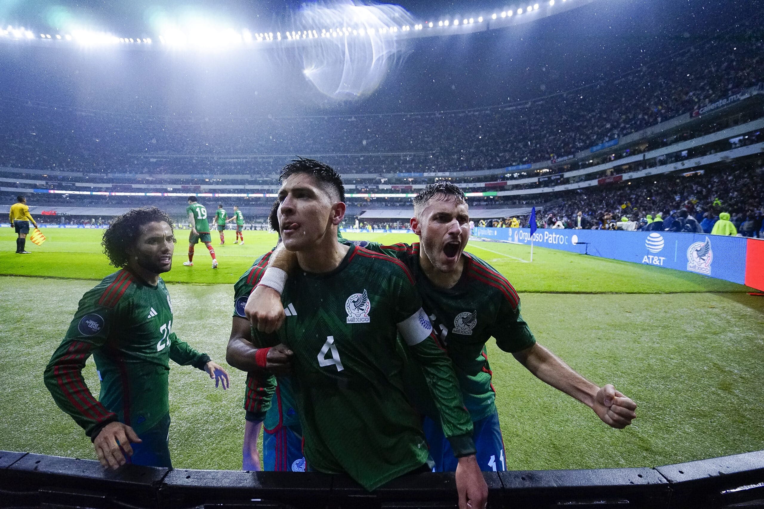 México festejando el gol de Edson Álvarez