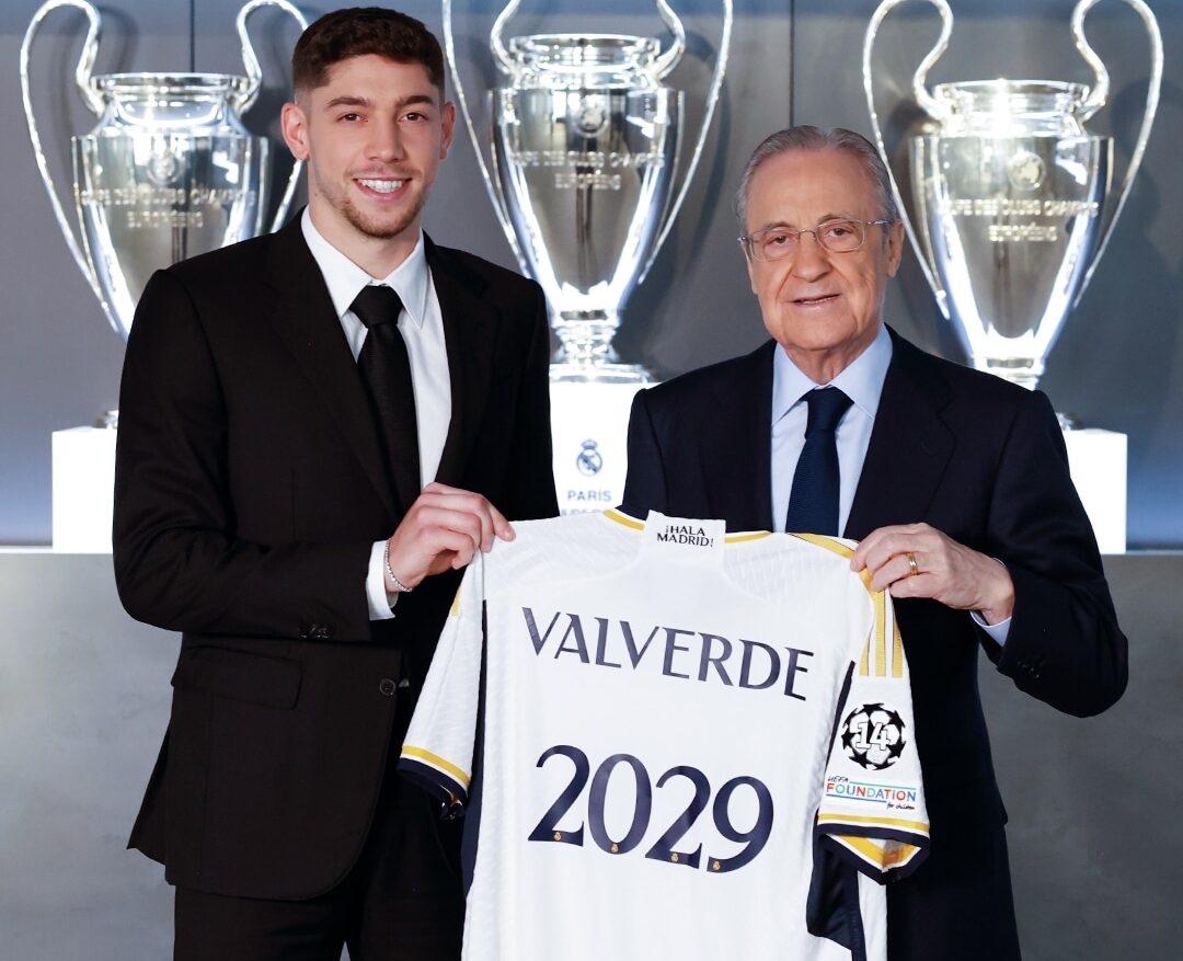 Valverde con Florentino con la camiseta que dice 2029