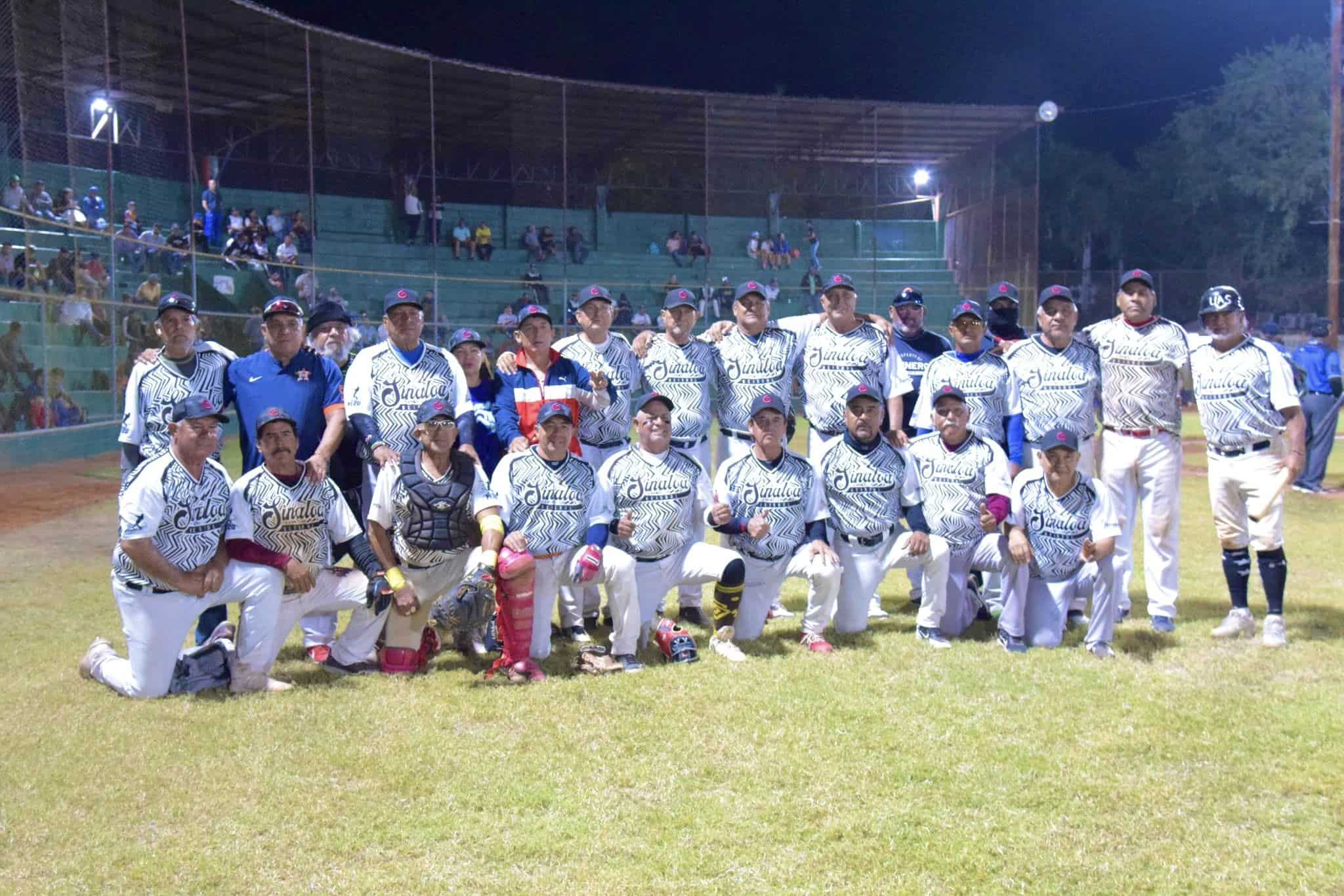 EL EQUIPO SINALOENSE POSA PARA LA FOTO DEL RECUERDO