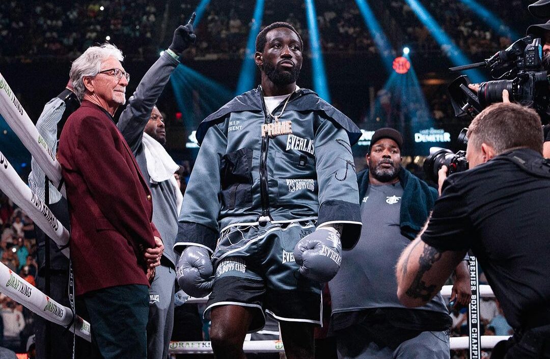 TERENCE CRAWFORD CAMINA EN EL RING PREVIO A UNA PELEA DE BOXEO ANTE ERROL SPENCE CRAWFORD