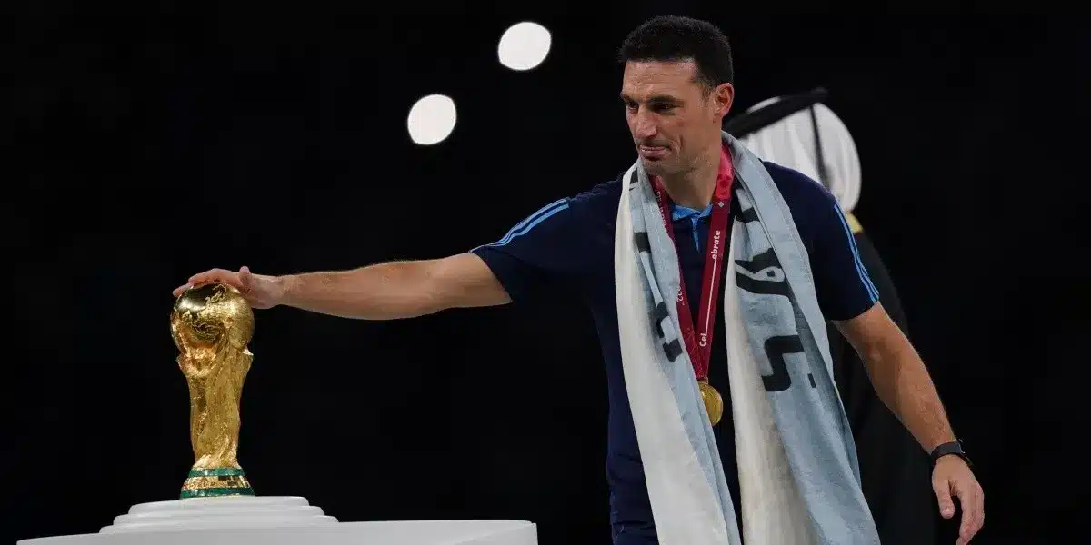 Lionel Scaloni medita sobre su futuro con la Selección Argentina tras casi un año de coronarse campeón del mundo en Qatar 2022.