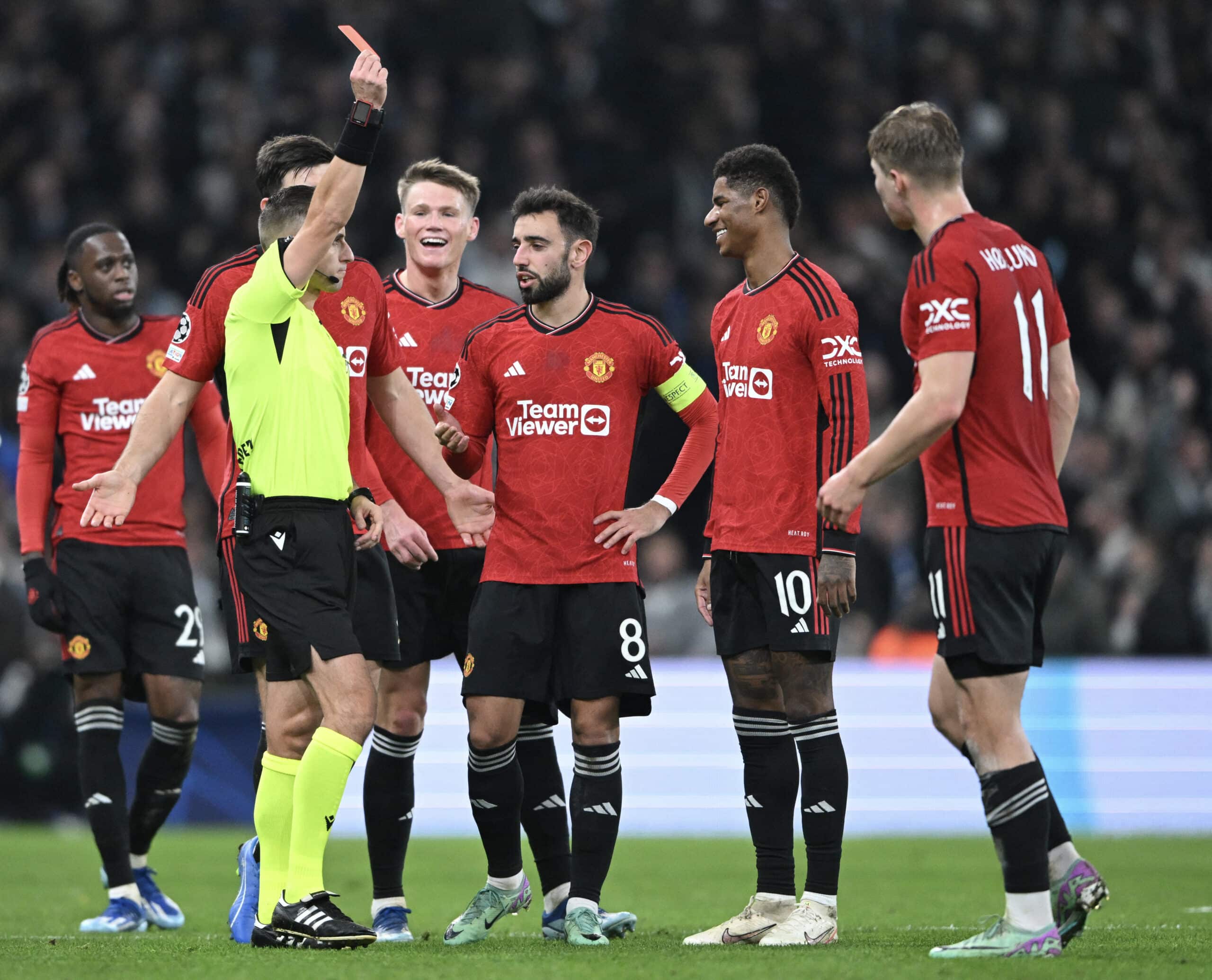 Jugadores del Manchester United se quejan con el árbitro tras roja a un compañero en la fecha pasada en la Premier.
