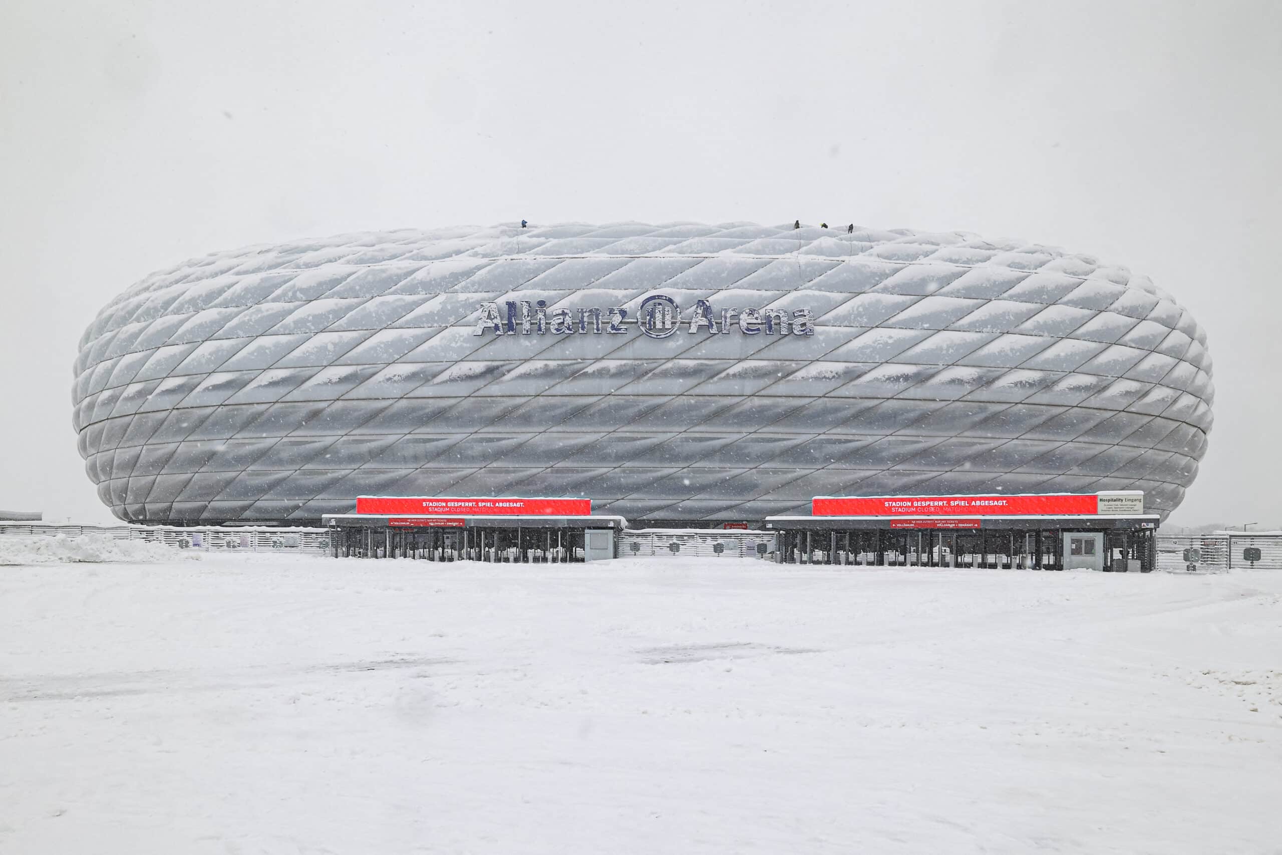 El acceso al estadio Allianz Arena estaba copado por la nieve este sábado.