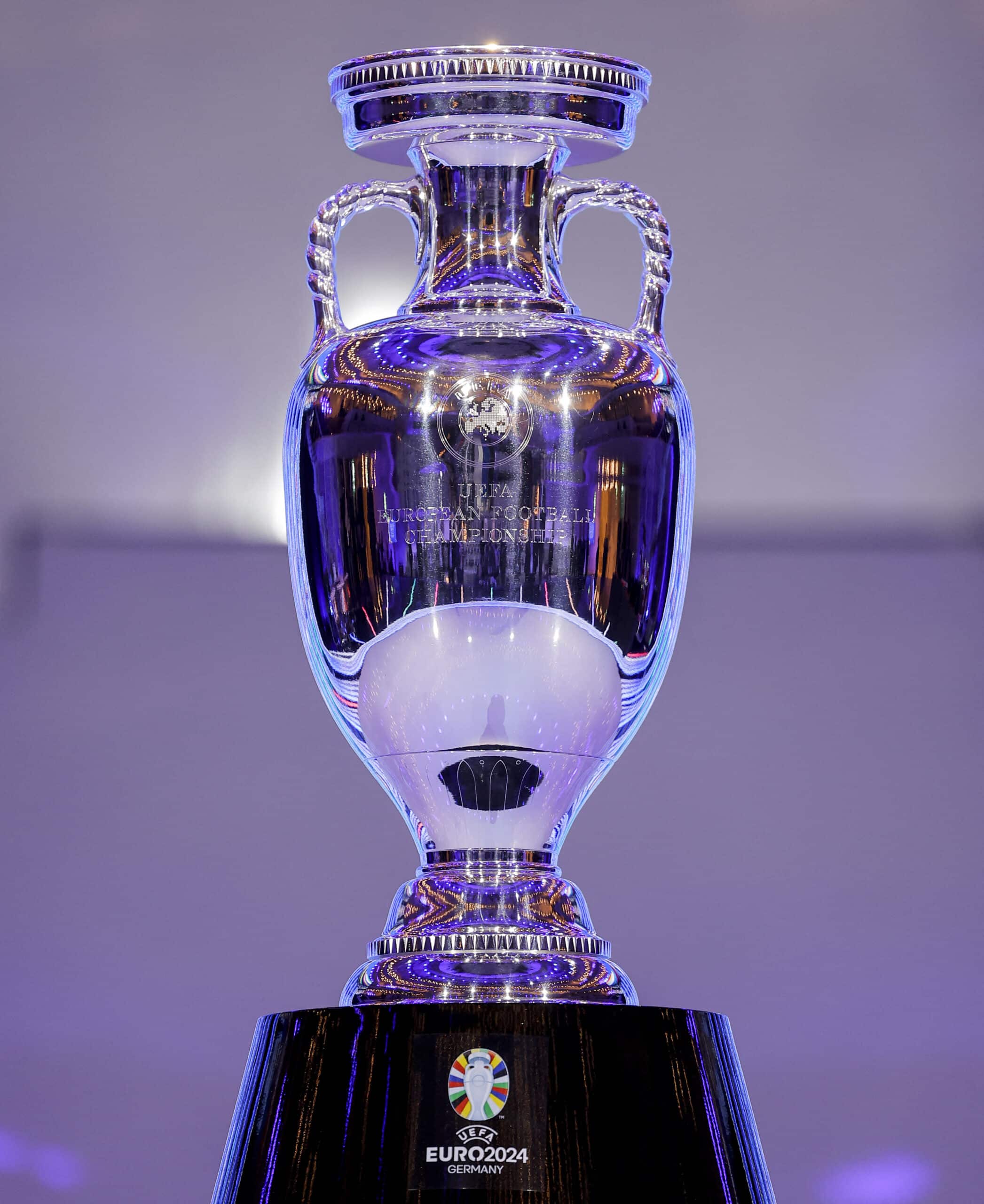 Listo el trofeo de la Eurocopa 2024, el cual fue presentado este sábado en el sorteo.