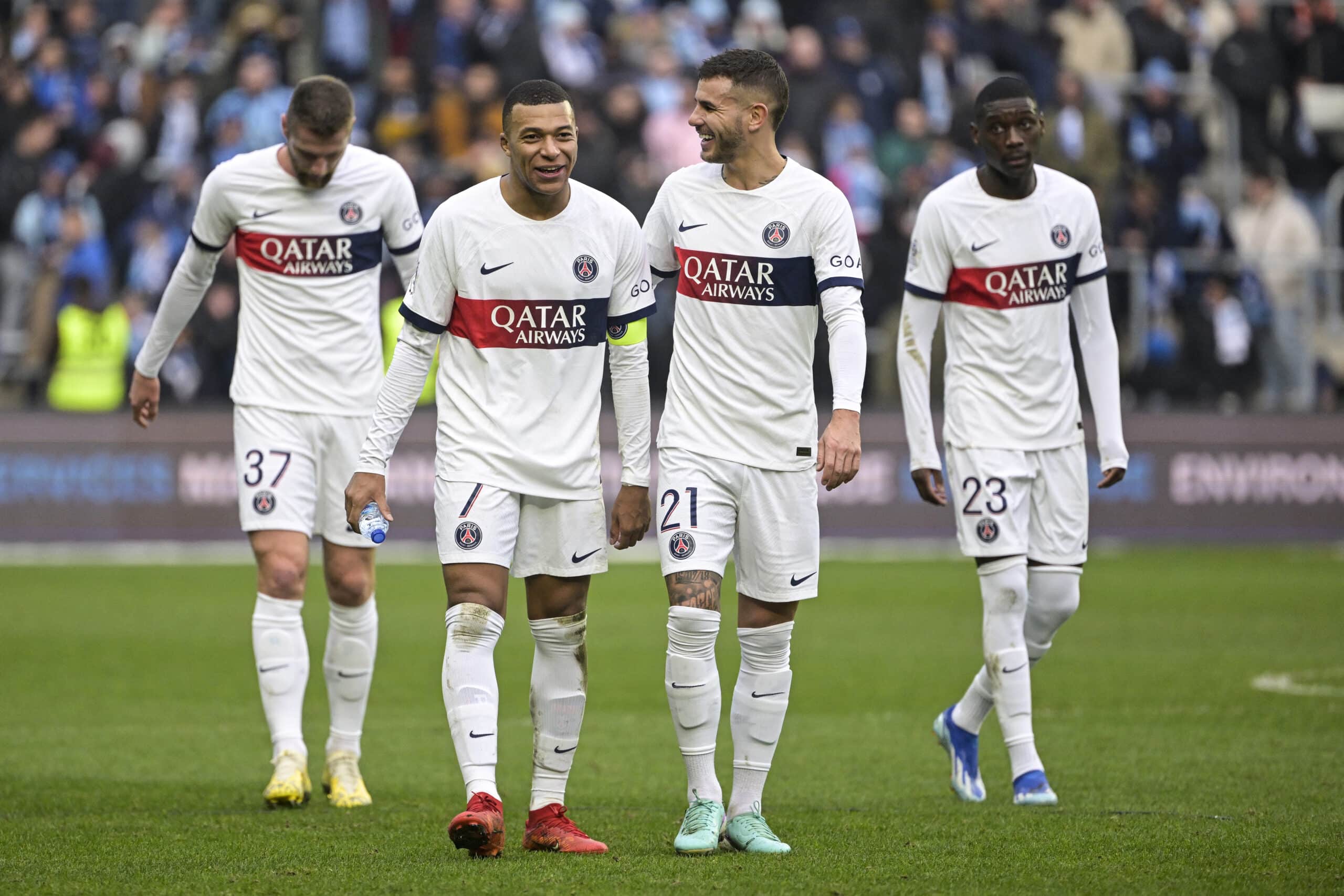 Mbappé festeja el triunfo del PSG este domingo con sus compañeros.