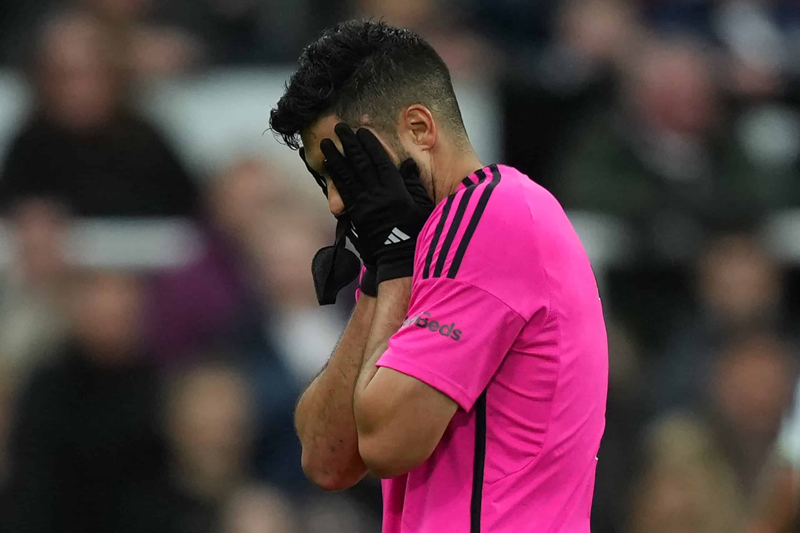 Raúl Jiménez se lamenta tras ser expulsado en la Premier League.