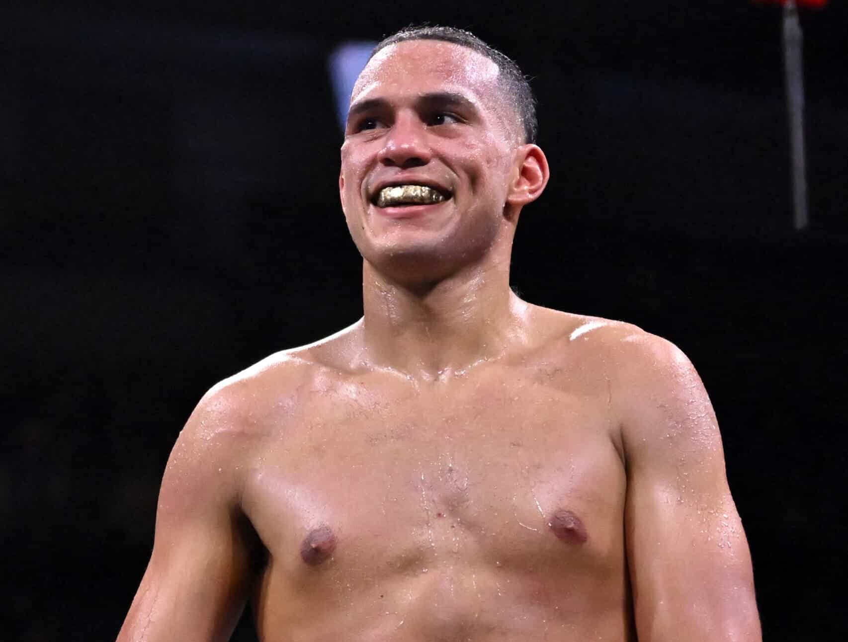 David Benavidez se le muestra feliz tras ganar en su última pelea en Las Vegas.