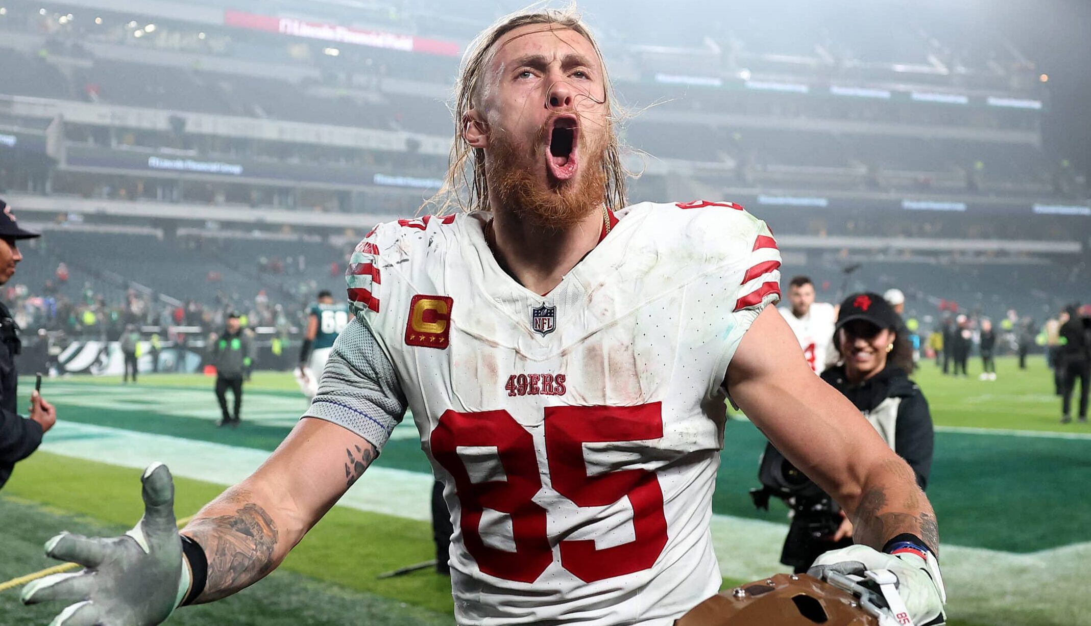 George Kittle festeja el triunfo de los 49ers este domingo en la Semana 13.