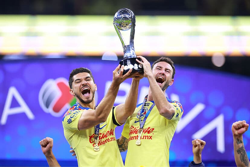 MARTÍN Y LAYÚN LEVANTAN LA COPA