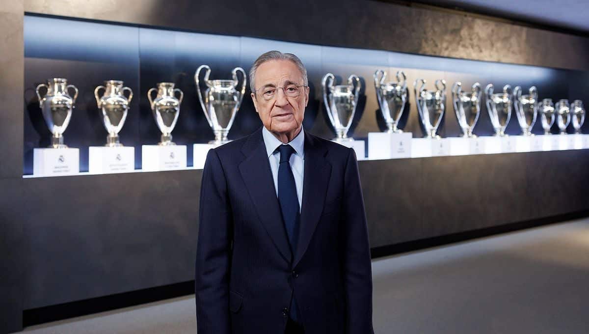 FLORENTINO PÉREZ MOSTRANDOSE SUS TROFEOS