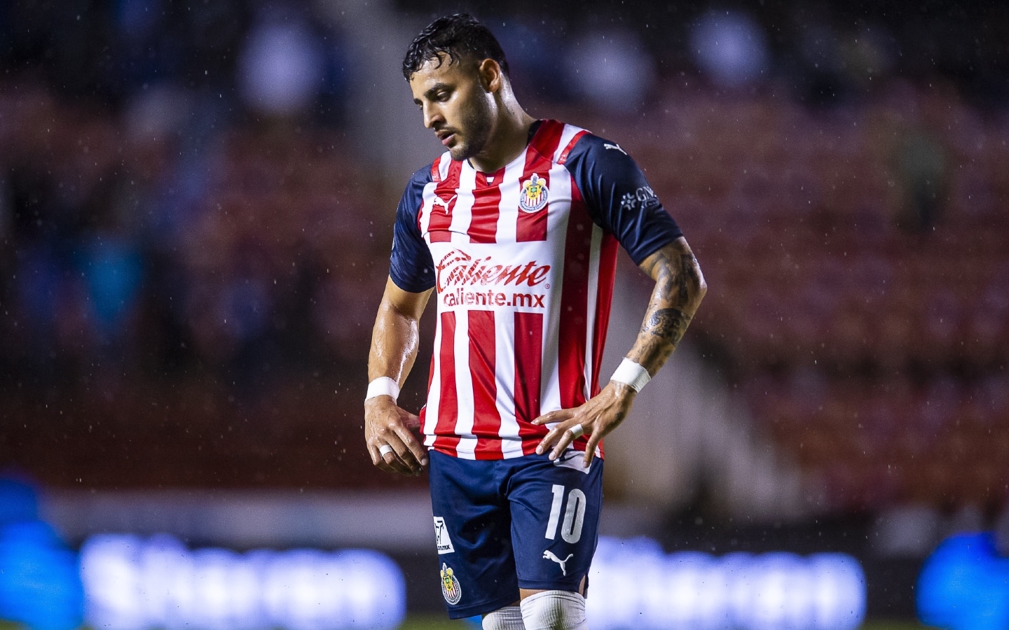 Alexis Vega se muestra frustrado al final de un juego de Chivas en el Apertura 2023.