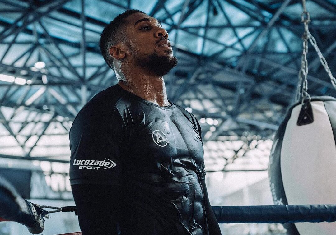 ANTHONY JOSHUA POSA PARA LA FOTO EN UN ENTRENAMIENTO DE BOXEO