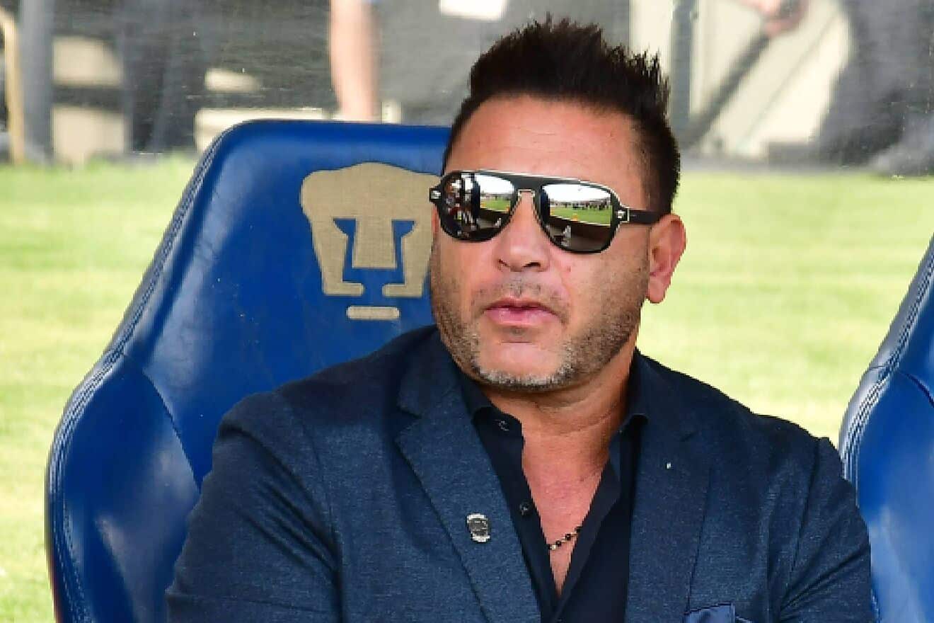 Antonio Mohamed en la banca de Pumas de la UNAM.