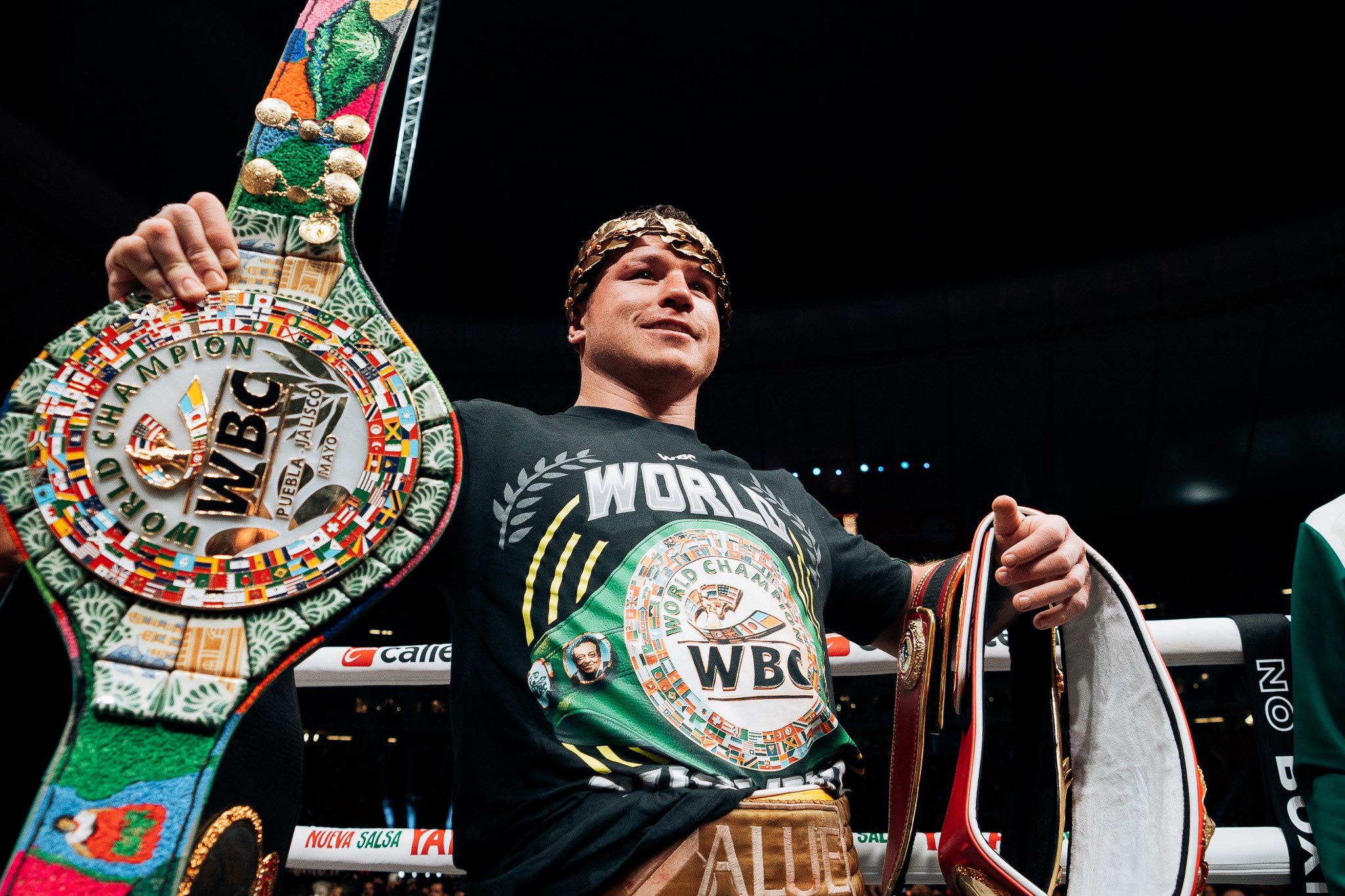 CANELO ÁLVAREZ CELEBRA EL TRIUNFO CON SUS CINTURONES DE CAMPEÓN