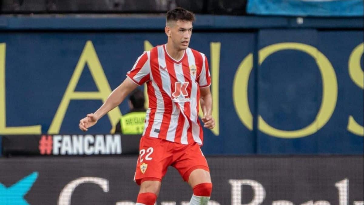 César Montes en pleno juego de la fecha 16 con el Almería.