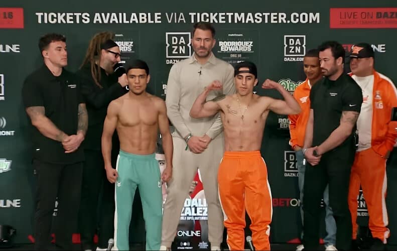 KEVIN EL ‘CHACAL’ GONZÁLEZ A LA IZQUIERDA, POSA PARA LA FOTO JUNTO A MURODJON AKHMADALIEV TRAS EL PESAJE