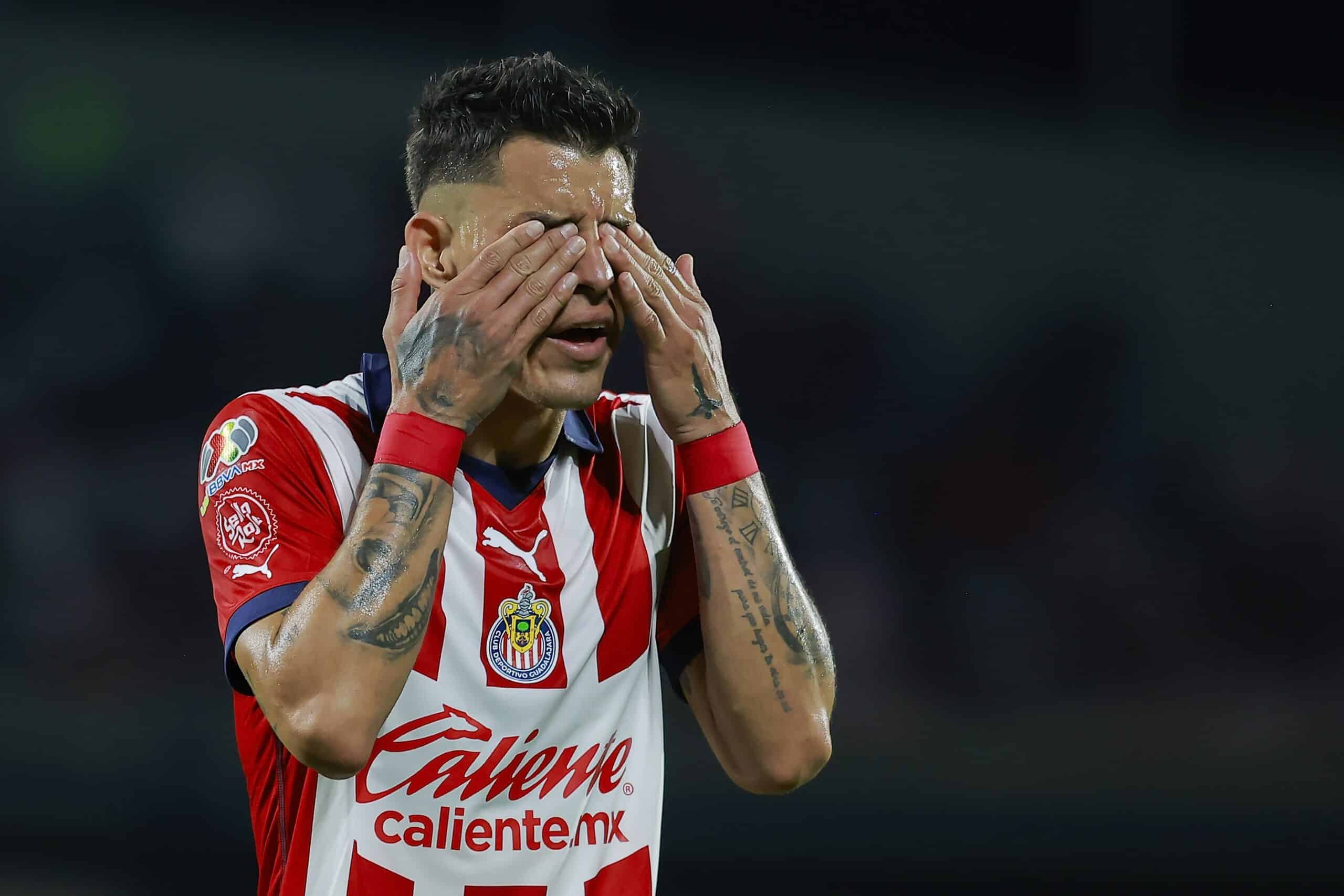 Cristian Calderón se lamenta en juego de Chivas en el Apertura 2023.