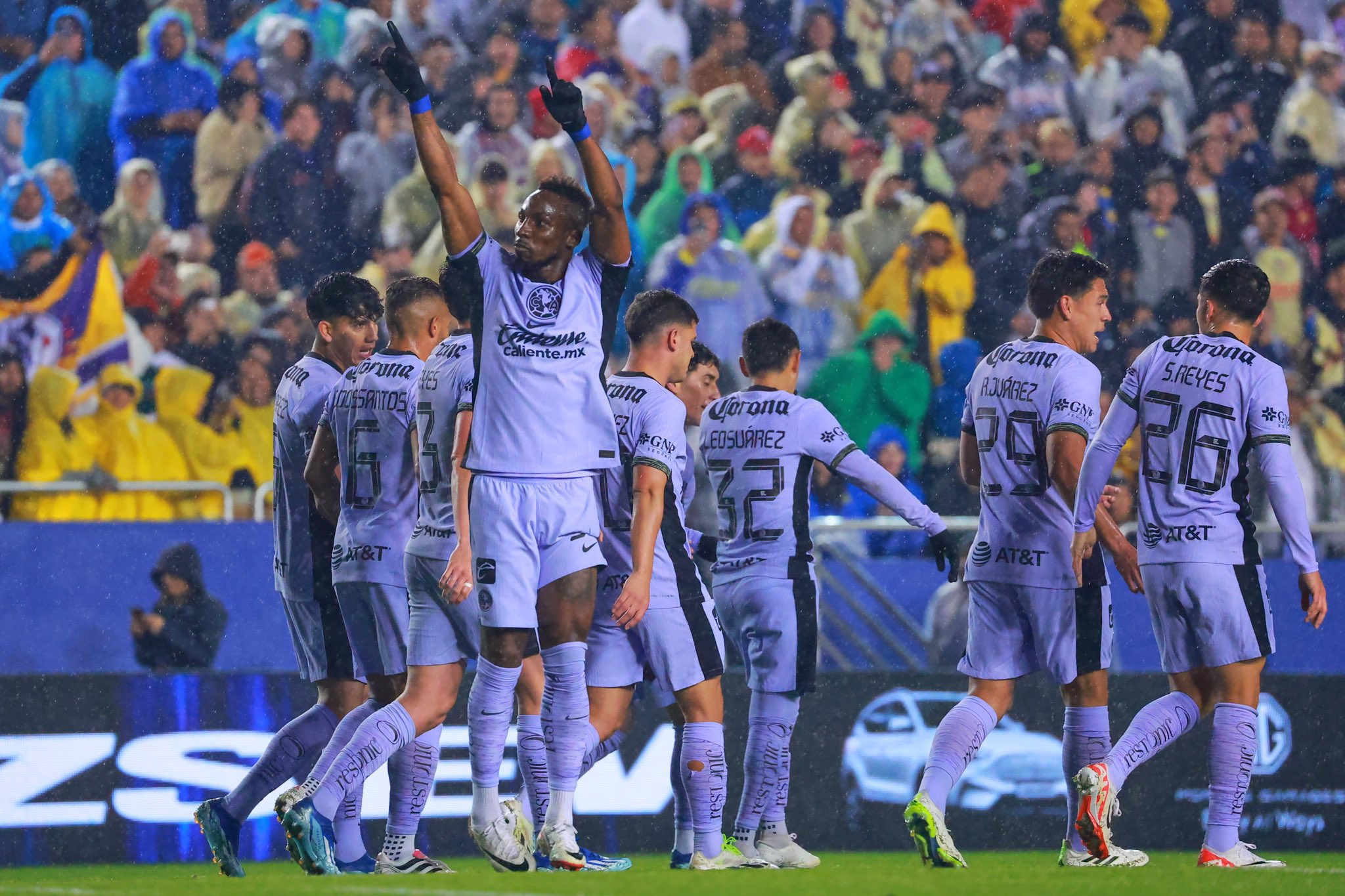 Julián Quiñones anota doblete en partido amistoso ante Barcelona.