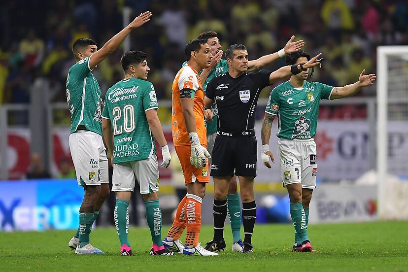 Jugadores de León se quejan con el árbitro en partido de la Liga MX.