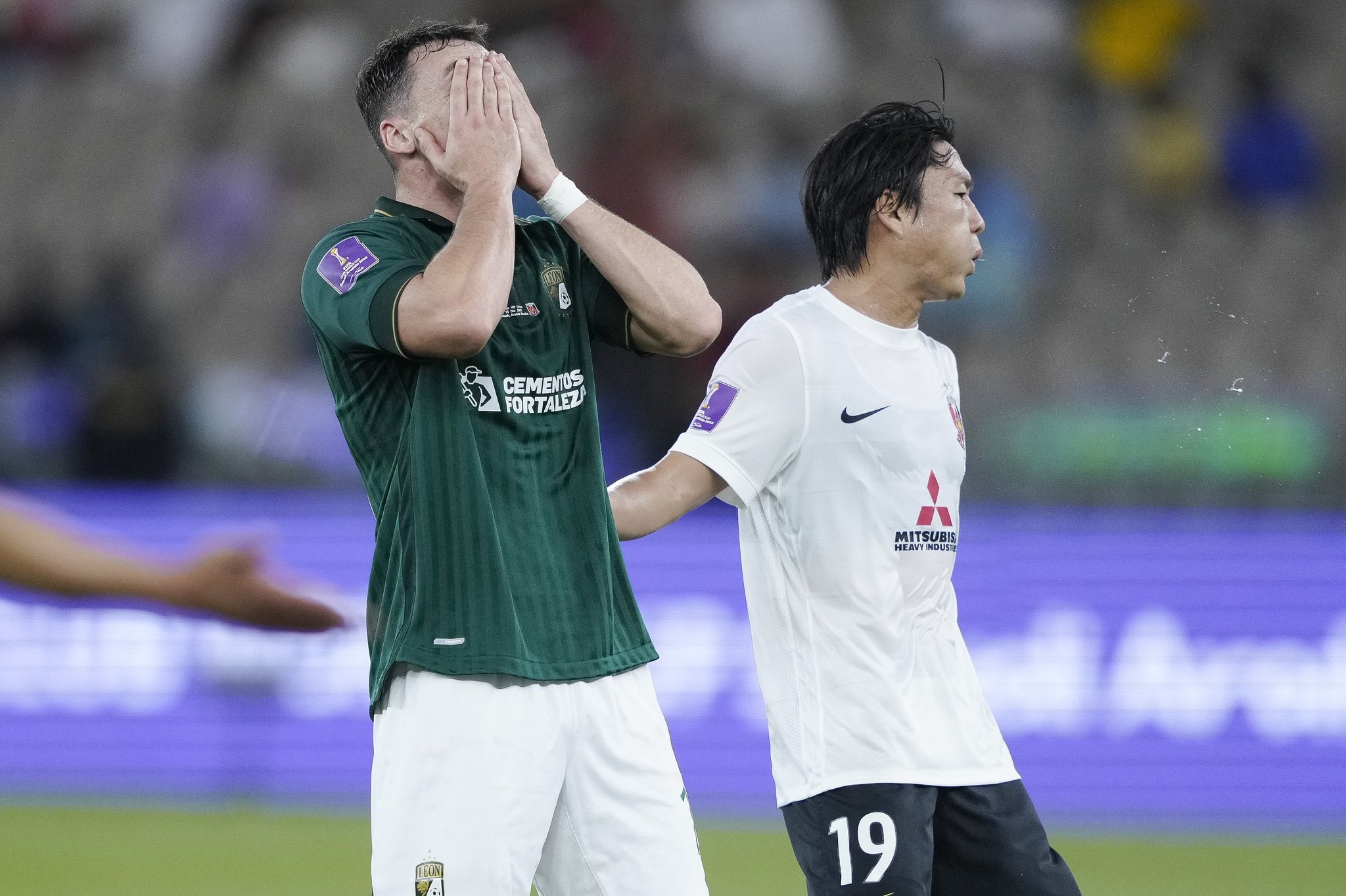 Jugador de León se lamenta tras la derrota y eliminación en el Mundial de Clubes.