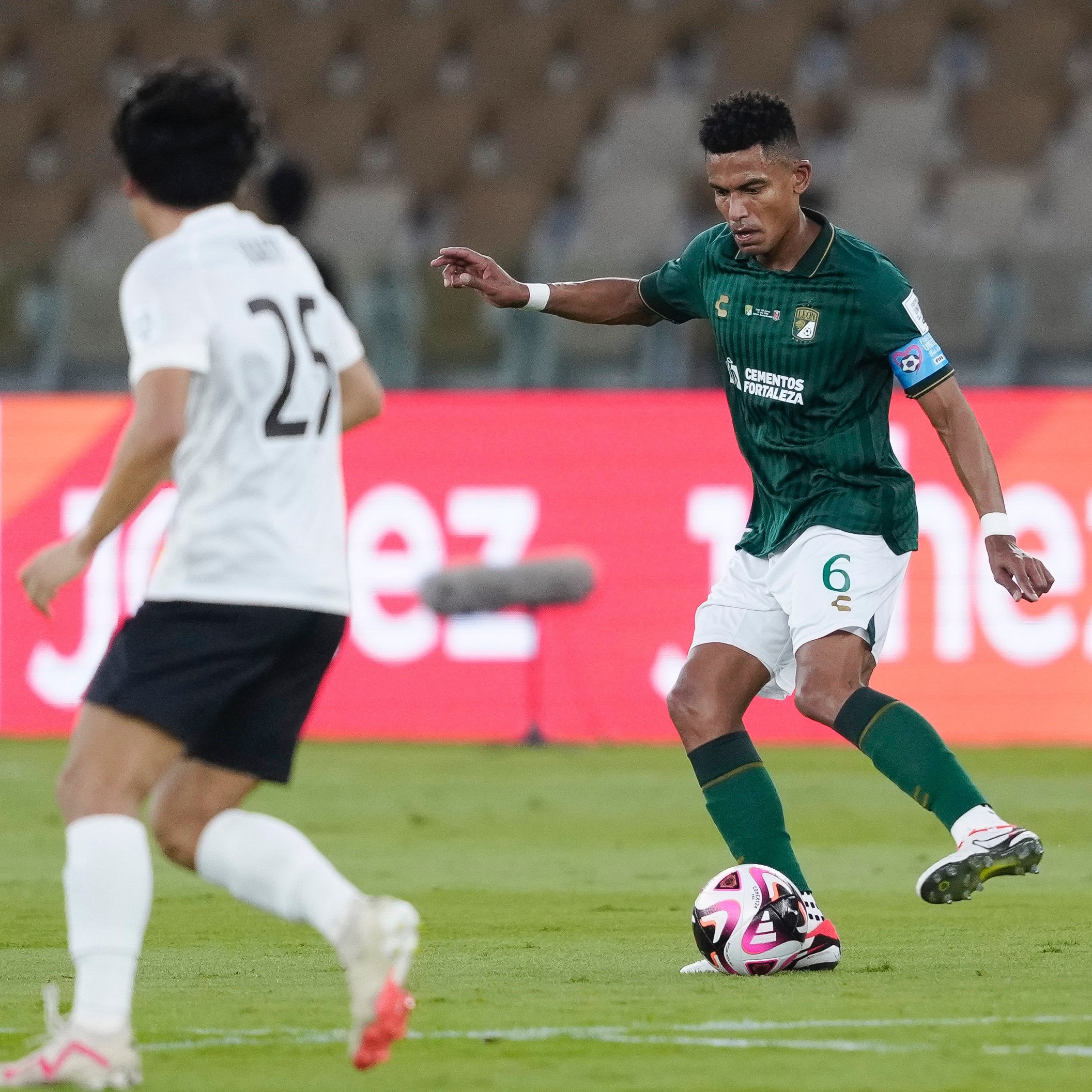 Jugador de León patea el balón en duelo ante el Urawa del Mundial de Clubes.