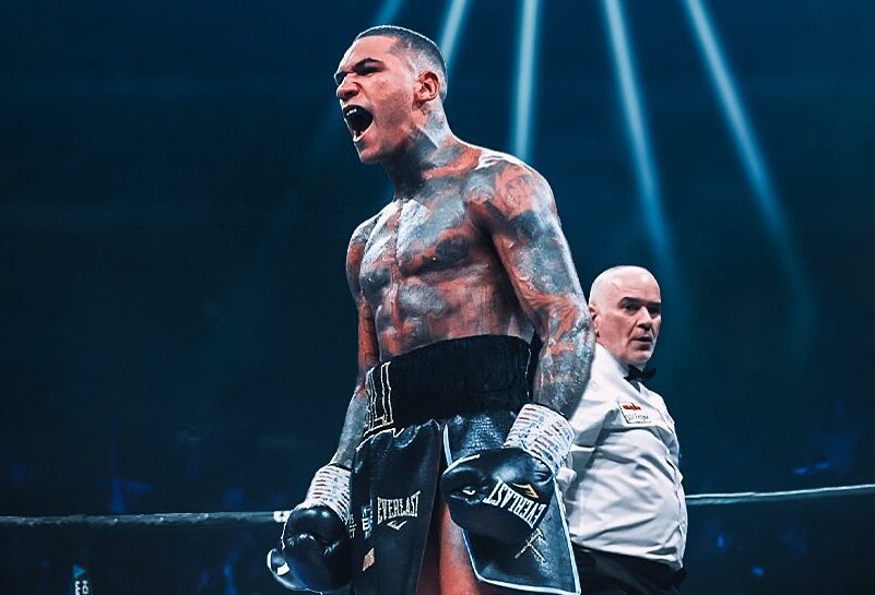 CONNOR BENN FESTEJA UN TRIUNFO TRAS UNA PELEA DE BOXEO