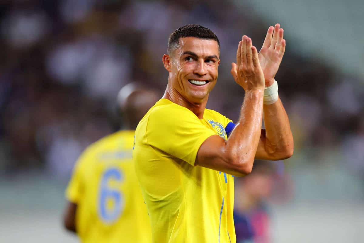 Cristiano Ronaldo aplaude al final de un partido en Arabia Saudita.