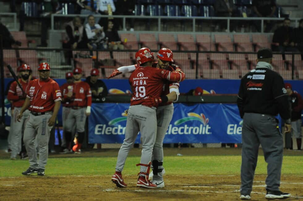 ALEX LIDDI FELICITADO POR RAMIRO PEÑA, TRAS PEGAR CUADRANGULAR