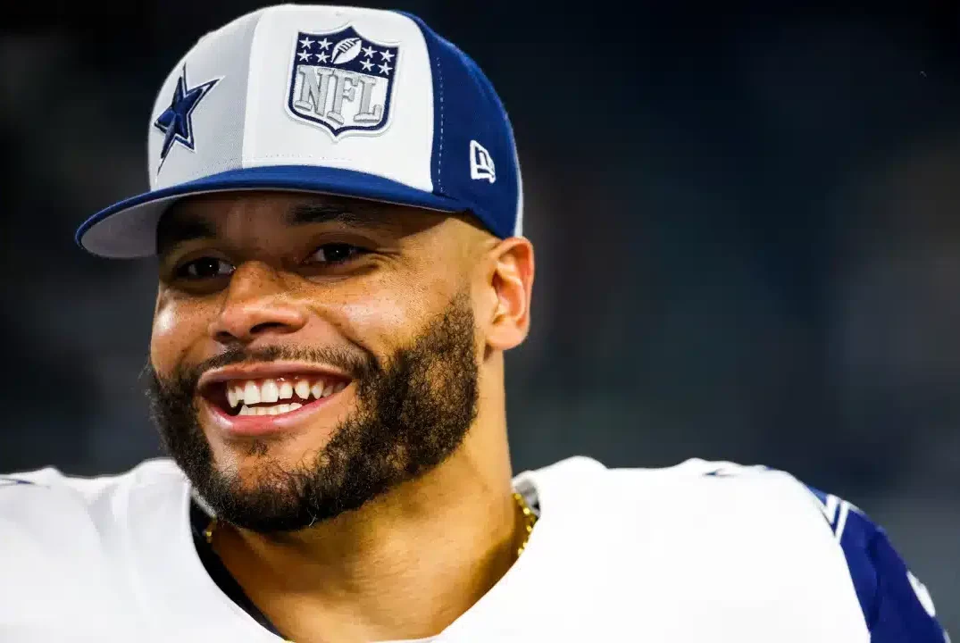 DAK PRESCOTT, MARISCAL DE CAMPO DE LOS COWBOYS, CELEBRA EL TRIUNFO ANTE EAGLES