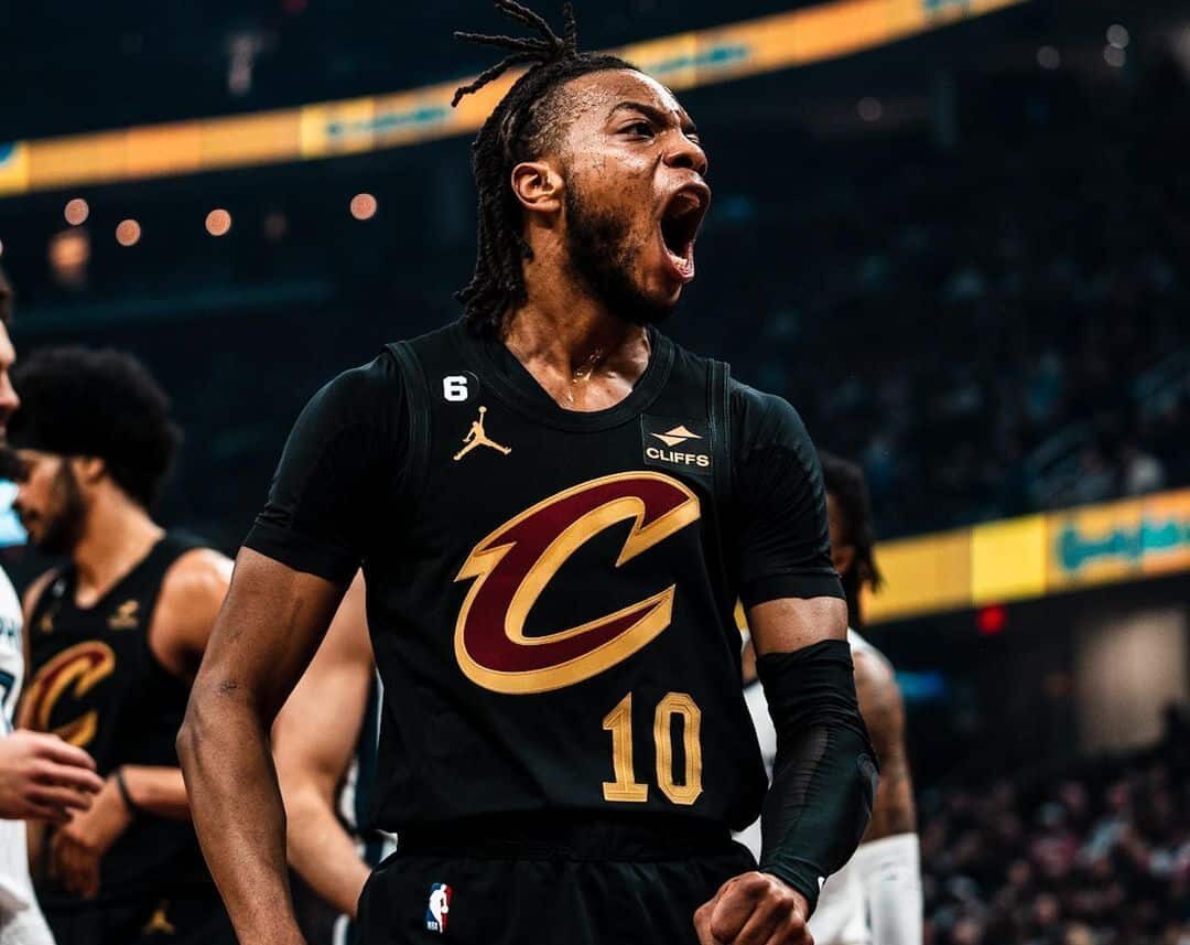 DARIUS GARLAND FESTEJA DURANTE UN JUEGO DE LOS CAVALIERS