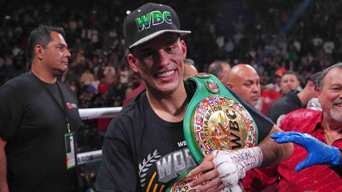 David Benavidez festejando en su pelea ante Demetrius Andrade.