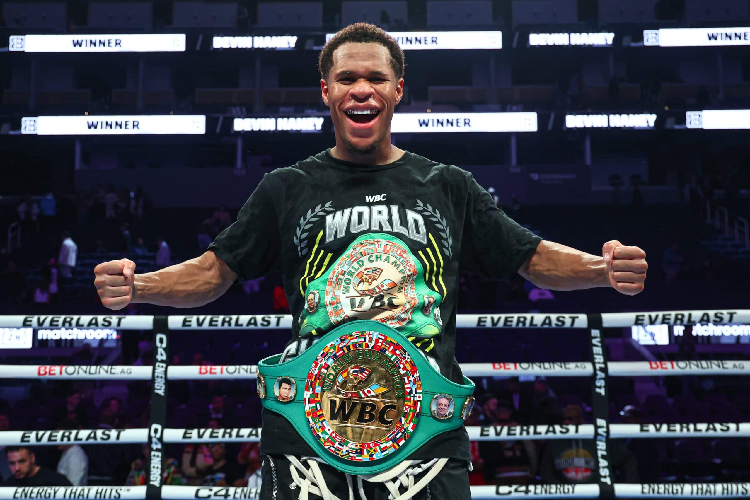 DEVIN HANEY FESTEJA CON SU NUEVO CINTURÓN DE CAMPEÓN SUPERLIGERO