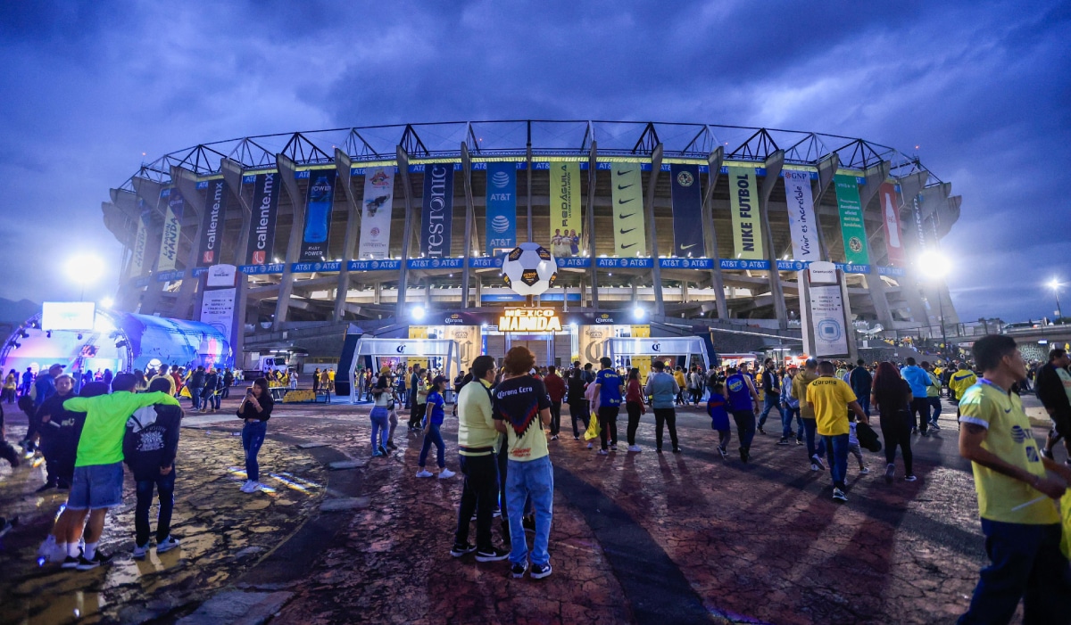 Aficionados esperan la entrada al Azteca previo al juego de vuelta de curatos de final del AP2023.