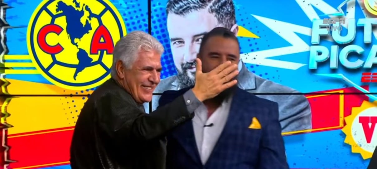 'Tuca' Ferretti se quita el bigote en plena transmisión de ESPN.