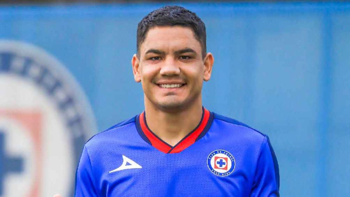 Gabriel Fernández es presentado con Cruz Azul.