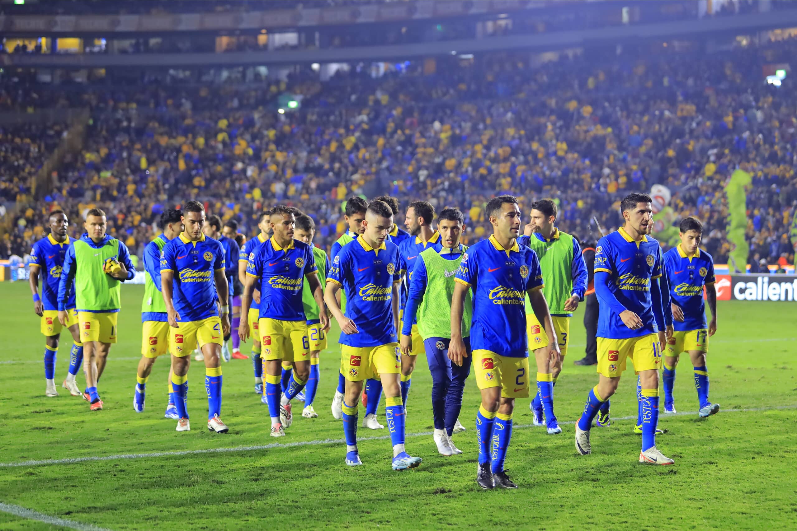 Jugadores del América al finalizar la ida de la final del AP2023.