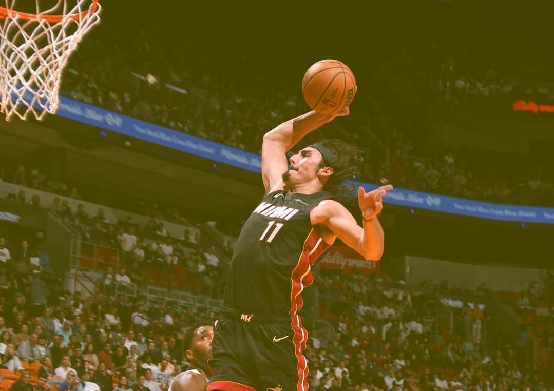 JAIME JÁQUEZ JR HACE UNA CLAVADA PARA EL MIAMI HEAT