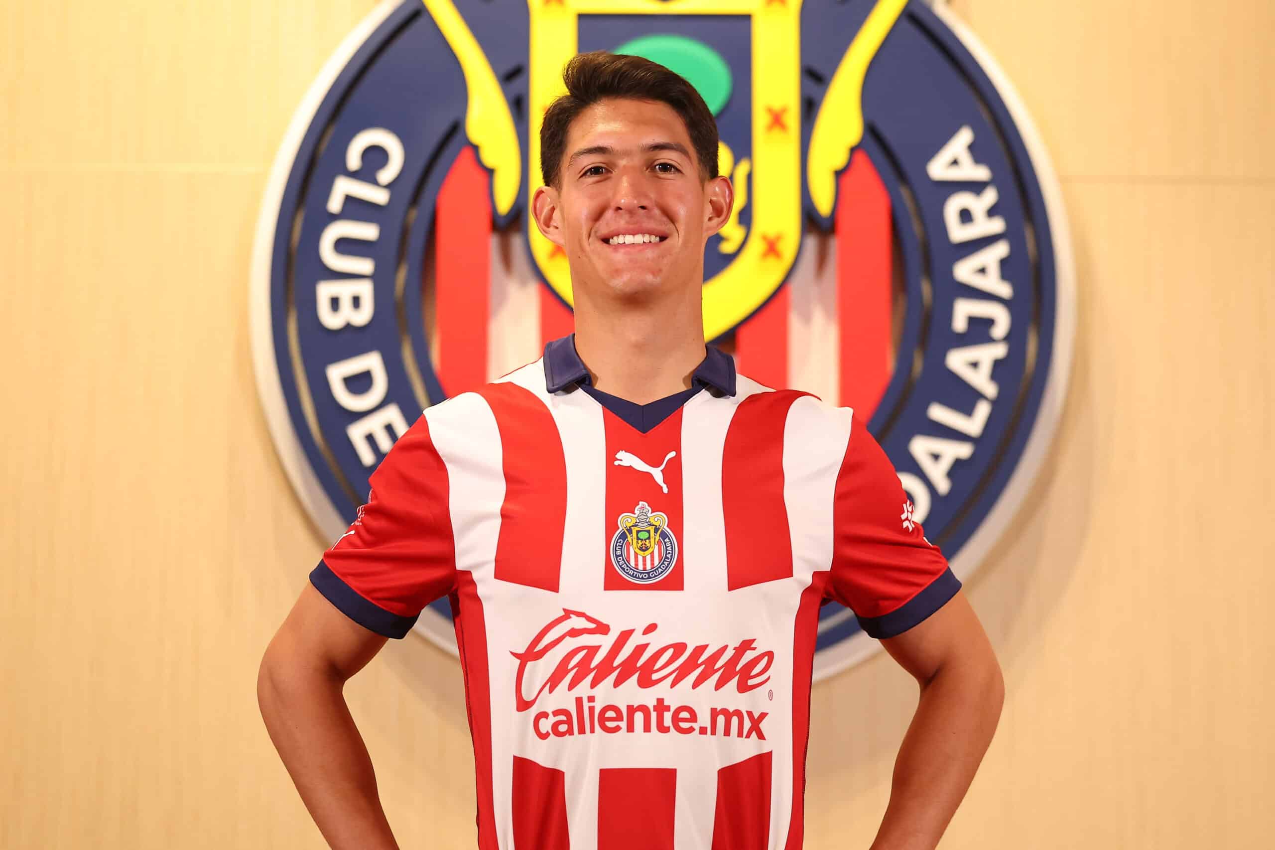 José Castillo es presentado como nuevo jugador de Chivas.