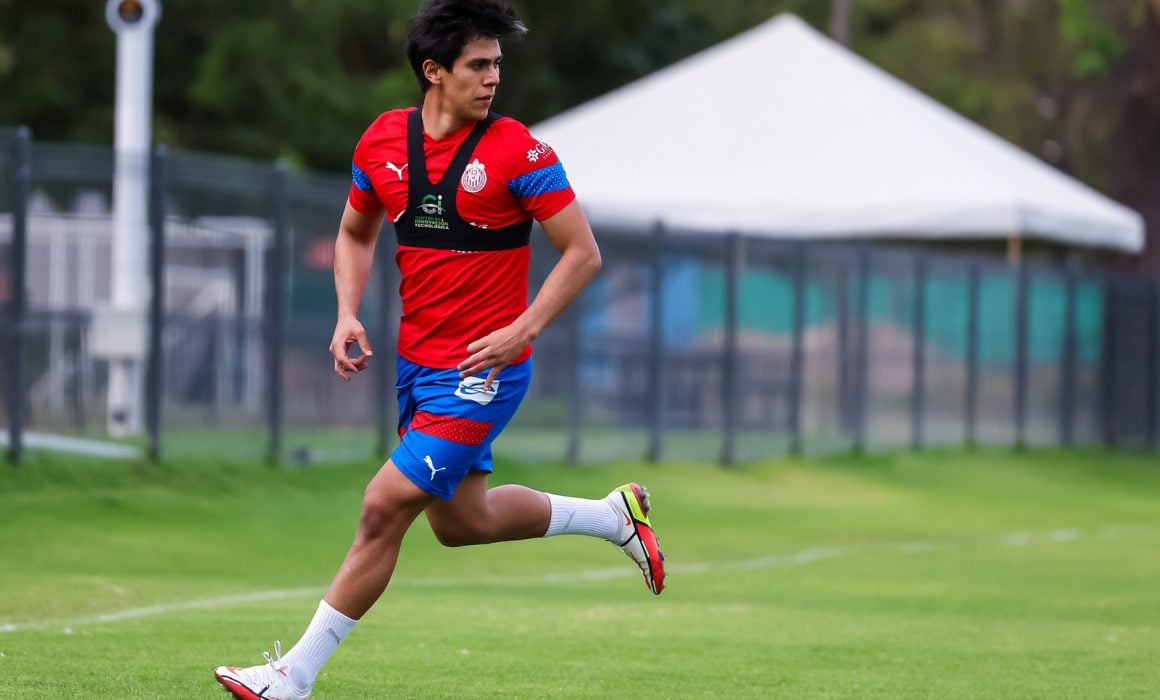 José Juan Macías en pleno entrenamiento de Chivas en Verde Valle.