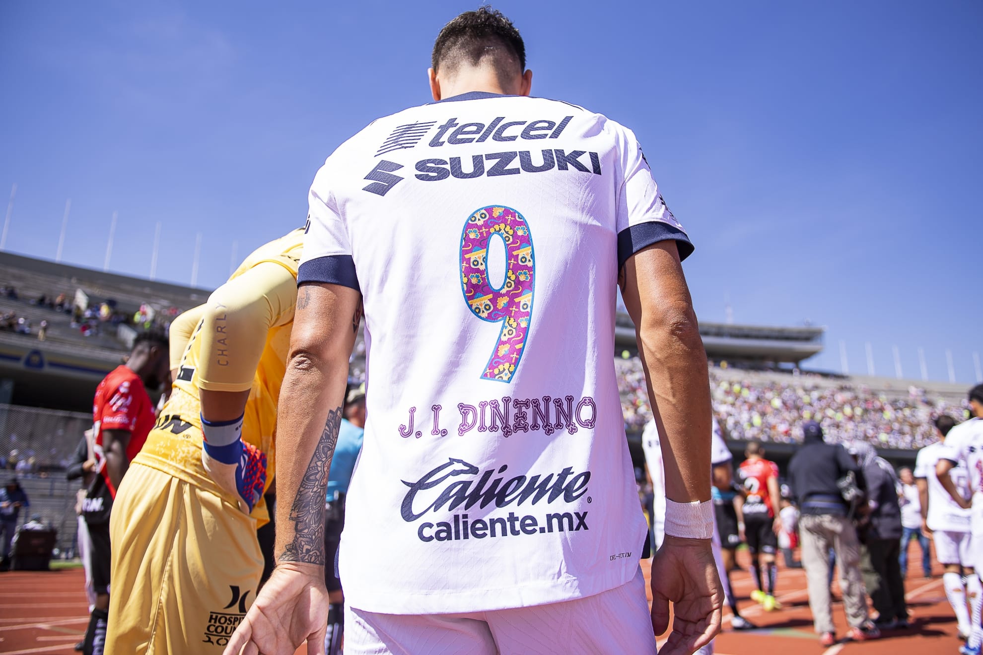 Juan Ignacio Dinneno rumbo al vestidor de Pumas.