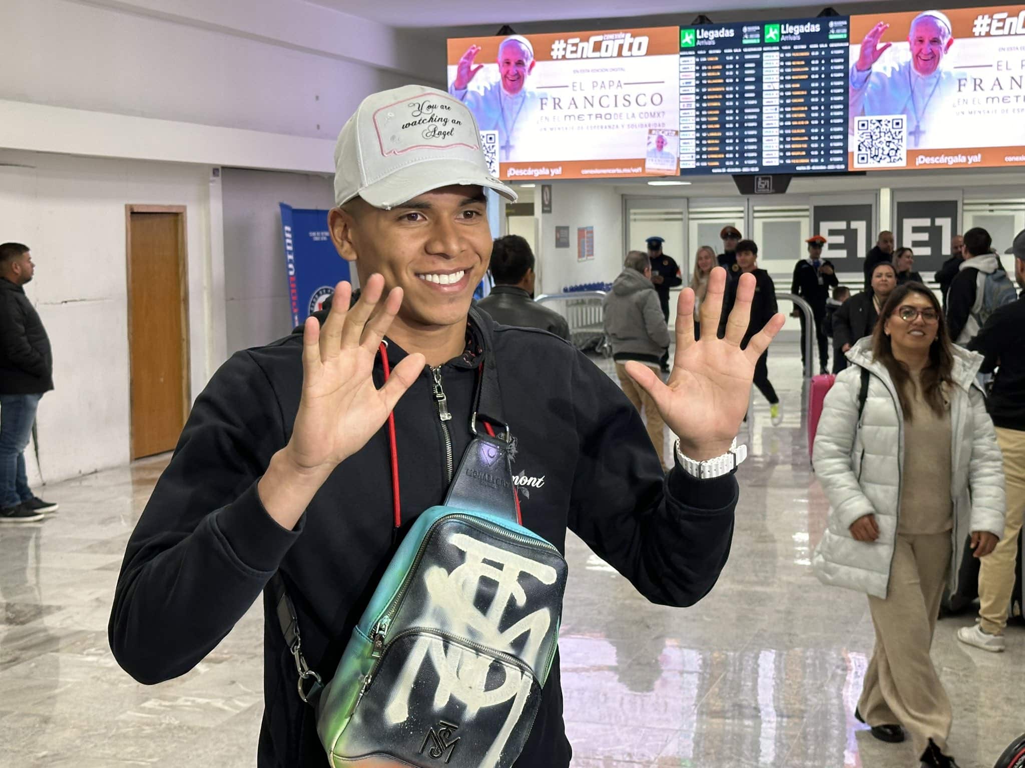 Kevin Mier saluda a su llegada al Aeropuerto de México.