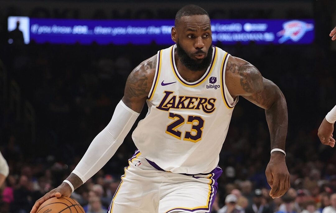 LEBRON JAMES ATACA LA CANASTA PARA LOS LAKERS EN JUEGO EN LA NBA