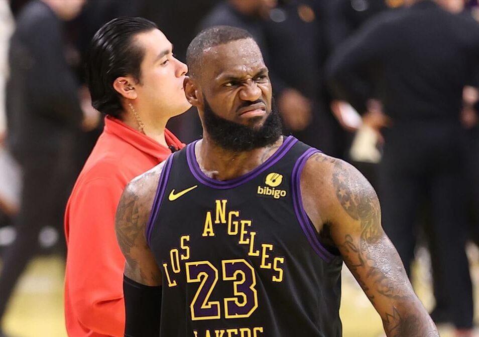 LEBRON JAMES FESTEJA DURANTE UN PARTIDO CON LOS LAKERS