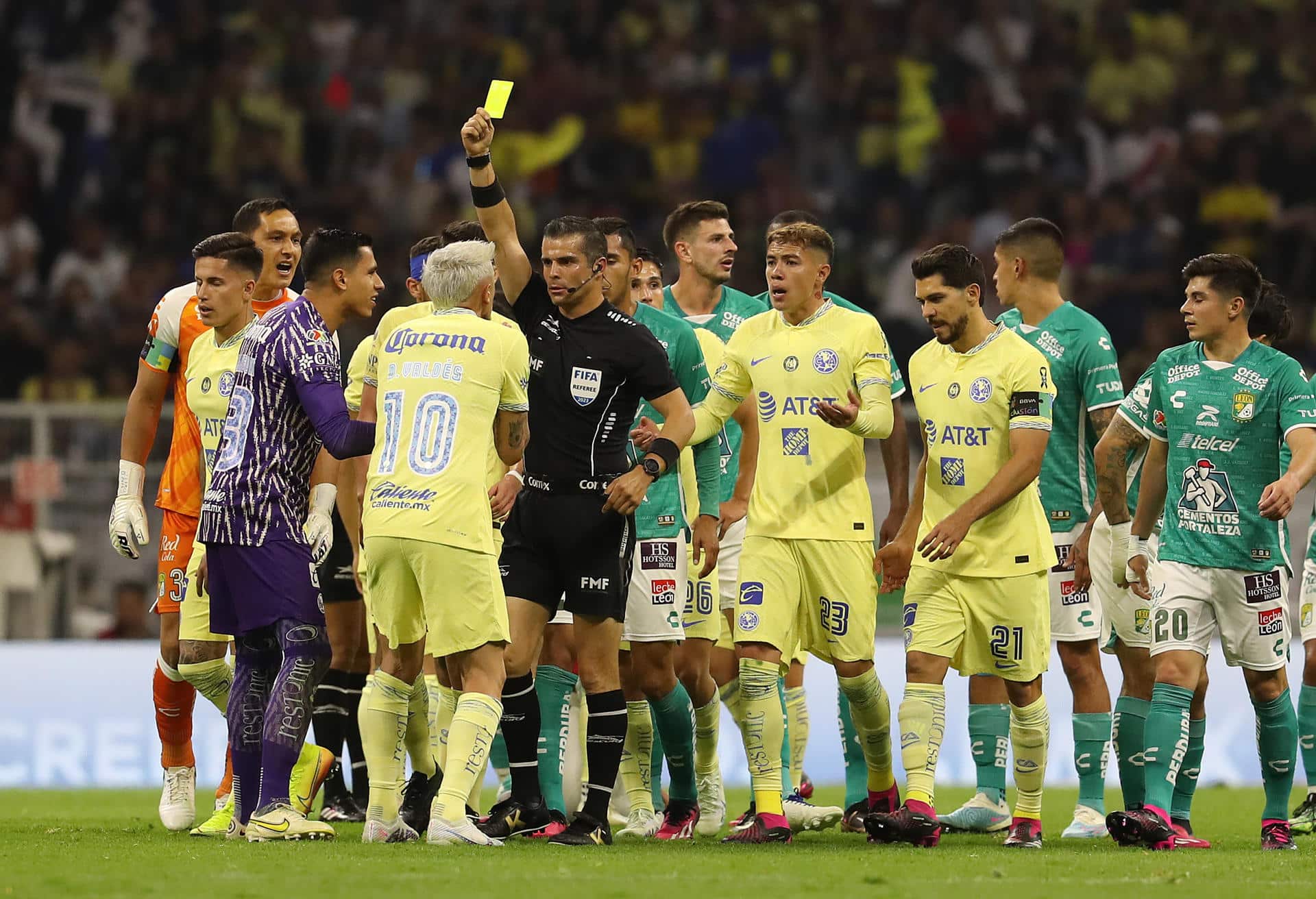 Jugadores de América se molestan con el árbitro en el juego de ida ante León.