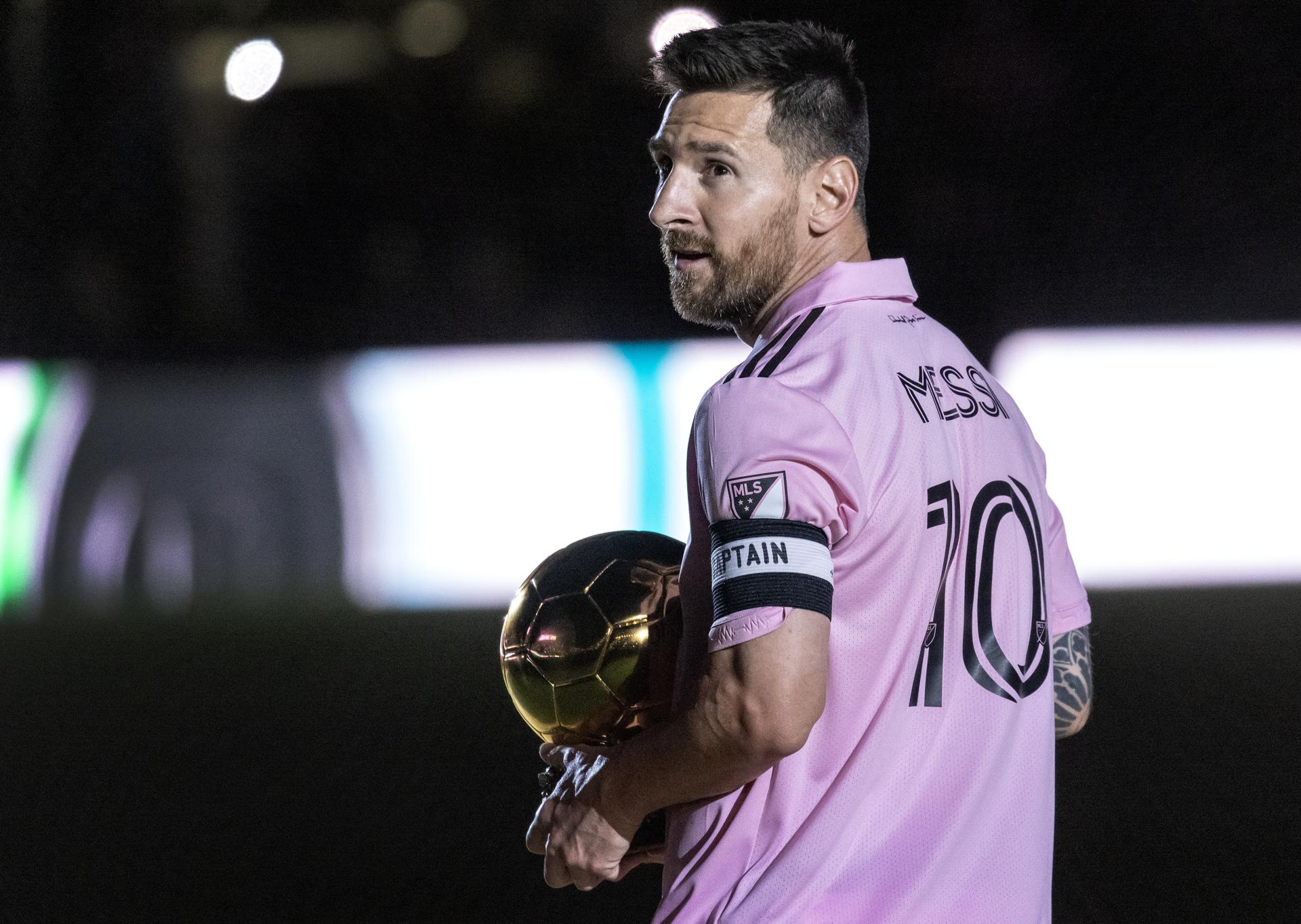 Lionel Messi en la entrega de su trofeo como subcampeón en la Leagues Cup.