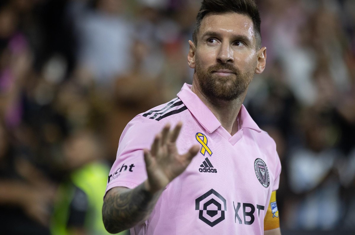 Lionel Messi saluda a los aficionados del Inter Miami.